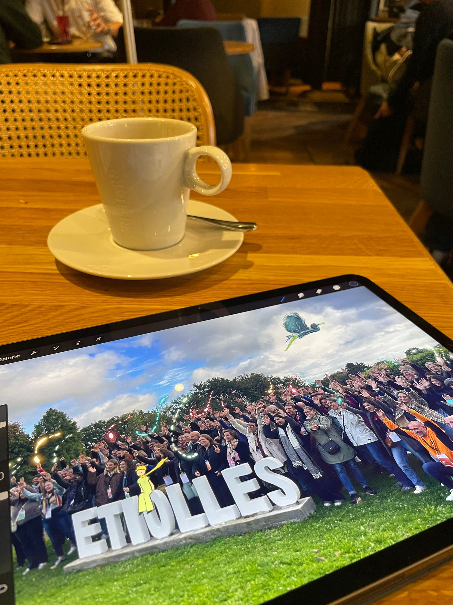 Tasse de café, ipad à une table d'un café, le travail d'un facilitateur graphique de toulouse, en digital